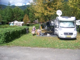Kampeerplaats(en) - Privilege Formule (1 Tent, Caravan Of Camper / 1 Auto / Elektriciteit 10A ) + Wateraansluiting En Afvoer - Camping du Lac de Carouge