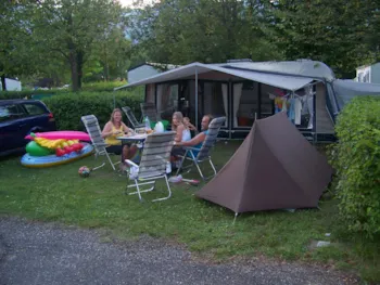 Stellplatz - Forfait Confort (Auto+Zelt Oder Wohnwagen Strom 10A) - Camping du Lac de Carouge