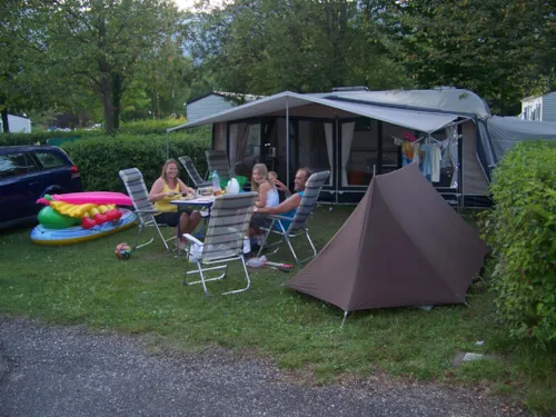 Kampeerplaats(en) - Forfait Comfort (Voertuig+Tent Of Caravan Elektriciteit 10A) - image n°1 - Camping du Lac de Carouge