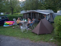 Kampeerplaats(en) - Forfait Comfort (Voertuig+Tent Of Caravan Elektriciteit 10A) - Camping du Lac de Carouge