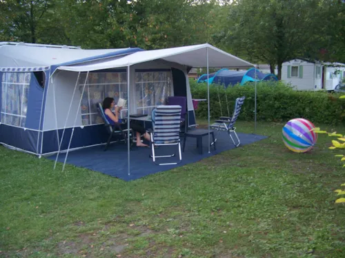 Kampeerplaats(en) - Forfait Comfort (Voertuig+Tent Of Caravan Elektriciteit 10A) - image n°2 - Camping du Lac de Carouge
