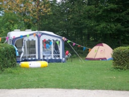 Kampeerplaats(en) - Forfait Natuur (Voertuig+Tent Of Caravan) - Camping du Lac de Carouge
