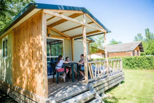 Accommodation - 4 Pax Chalet Morea - 2 Rooms - 25 M² - 16 M² Half Covered Terrace - image n°3 - Camping du Lac de Carouge