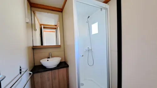 Accommodation - 4 Pax Chalet Morea - 2 Rooms - 25 M² - 16 M² Half Covered Terrace - image n°5 - Camping du Lac de Carouge