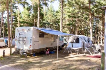 Stellplatz - Komfortstellplatz, 1 Fahrzeug, 1 -Anschluss, 1 Person - Camping Les Sous Bois du Lac