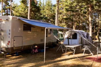 Stellplatz - Stellplatz Confort, 1Wagen, Strom - Camping Les Sous Bois du Lac