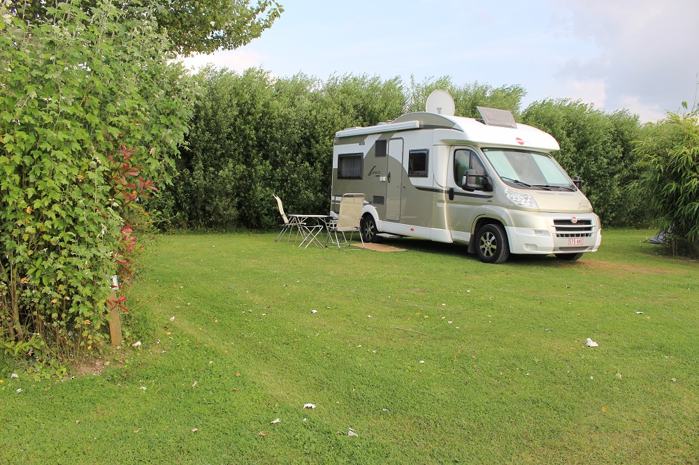 Grand Comfort Package (1 tent, caravan or motorhome / 1 car / electricity 6A / Used water draining / Barbecue / Picnic table)