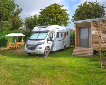 Stellplatz - Stellplatz Premium + Mit Sanitäranlagen - Flower Camping Caravaning Les Aubépines