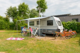 Kampeerplaats(en) - Basisprijs Comfortplaats (1 Tent, Caravan Of Camper / 1 Auto / Elektriciteit 3A) - Flower Camping Caravaning Les Aubépines