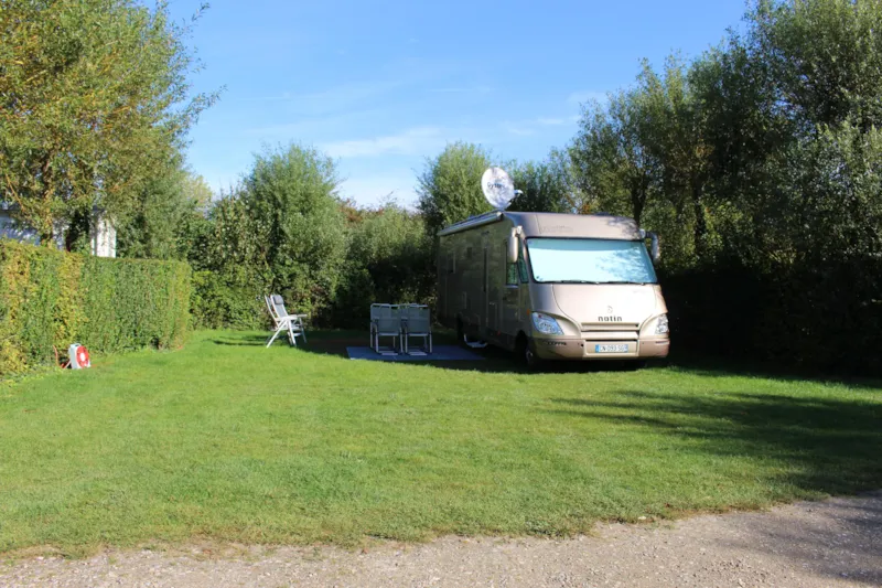 Forfait Privilège (1 Tente, Caravane Ou Camping-Car / 1 Voiture / Électricité 6A / Évacuation Des Eaux Usées / Barbecue / Table Pique Nique)