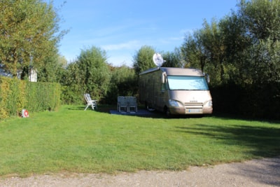 Grand Comfort Package (1 tent, caravan or motorhome / 1 car / electricity 6A / Used water draining / Barbecue / Picnic table)