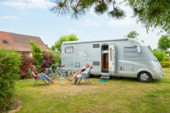Stellplatz - Stellplatz Grand Confort (Zelt, Wohnwagen, Wohnmobil / 1 Auto / Strom 6A / Abwasseranschluss / Grill / Picknick-Tisch) - Flower Camping Caravaning Les Aubépines