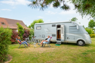 Grand Comfort Package (1 tent, caravan or motorhome / 1 car / electricity 6A / Used water draining / Barbecue / Picnic table)