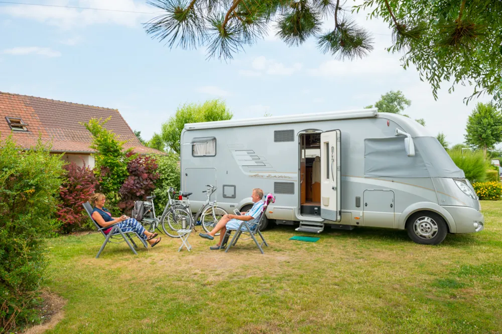 Grand Comfort Package (1 tent, caravan or motorhome / 1 car / electricity 6A / Used water draining / Barbecue / Picnic table)