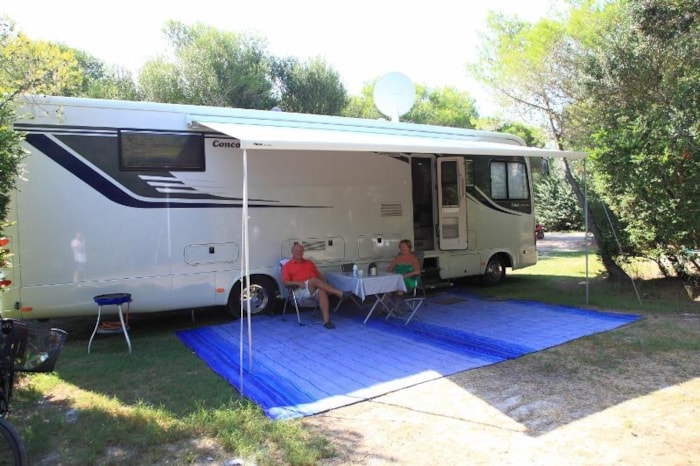 Emplacements Extra Confort Pour Camping-Car / Caravane 16A, Eau, Évacuation Des Eaux Grises, Prise Tv Pour Satellite. De Mi-Ombragé À Ensoleilé. Jusqu'à 120 M².