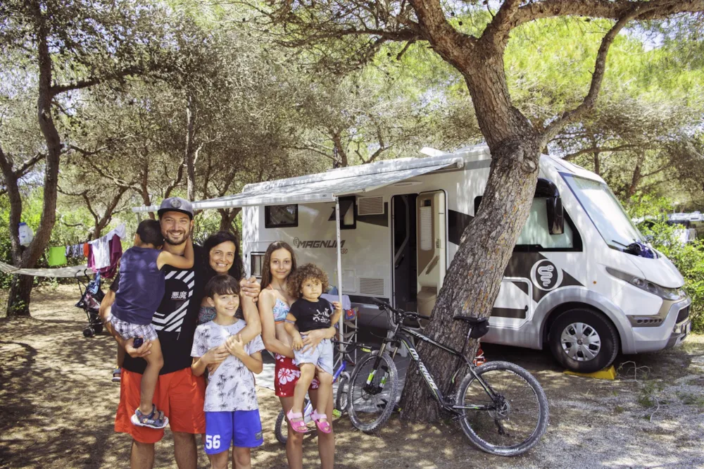 Emplacement - Red Pinewood Pitch - Riva di Ugento Beach Camping Resort