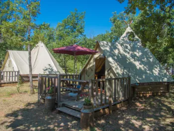Mietunterkunft - Tipi Zelt- 2 Schlafzimmer (Ohne Sanitäranlagen) + Terrasse (12M²) - Flower Camping Le Jas du Moine