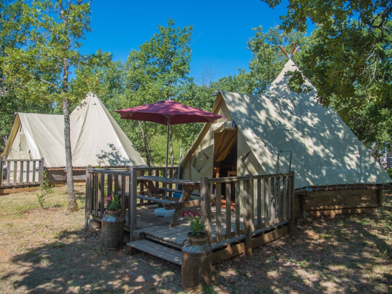 Tipi zelt- 2 Schlafzimmer (ohne Sanitäranlagen) + Terrasse (12m²)