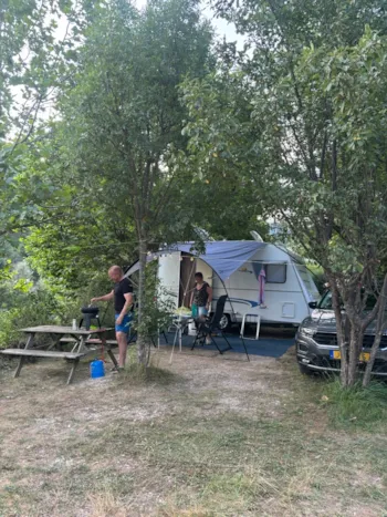 Stellplatz - Pauschale: Stellplatz + Umgebauter Lkw Oder Kombi Vw Oder Kleiner Wohnwagen (2 Personen + 1 Fahrzeug) - Camping Calme et Nature
