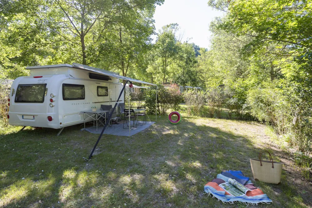 Stellplatz - Confort Stellplatz - Strom 16 A - Wasseranschluss (Package 3 Pers High Season) - Camping Sandaya Domaine du Verdon