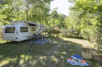 Stellplatz - Confort Stellplatz - Strom 16 A - Wasseranschluss (Package 3 Pers High Season) - Camping Sandaya Domaine du Verdon