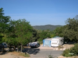 Emplacement - Forfait Emplacement Tente, Caravane Ou Camping-Car + Véhicule + Électricité 10 Amp. - Camping Paradis La Pinède