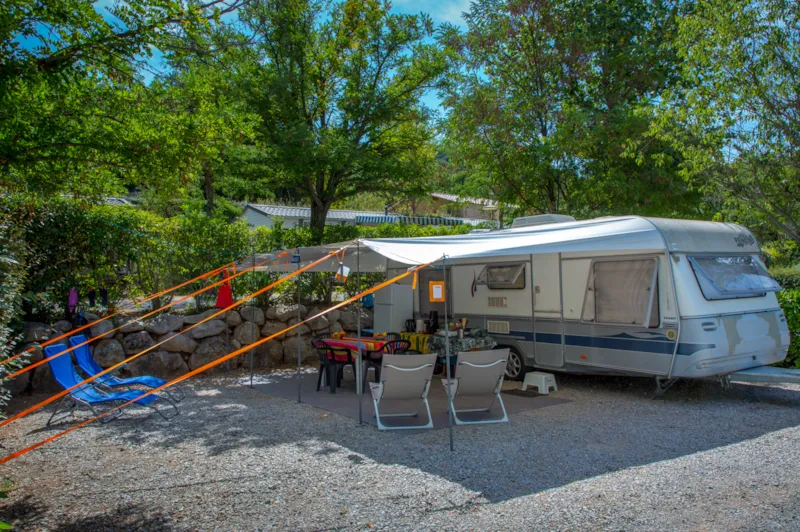 Forfait Emplacement Camping + Véhicule + Électricité 10 Amp.