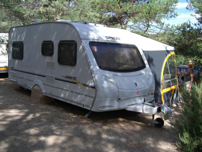 Emplacement Caravane Ou Camping Car Ou Tente Avec 1 Voiture Sur L'emplacement