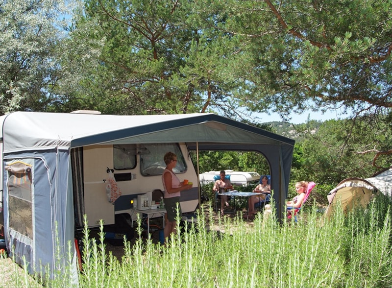 Piazzola roulotte o camper o tenda con 1 automobile sul posto