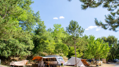 Pitch with car + tent/caravan or camping-car