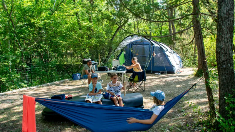 Emplacement Tente, Caravane Ou Camping-Car + Véhicule