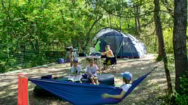 Standplaats: auto + tent/caravan of kampeerauto