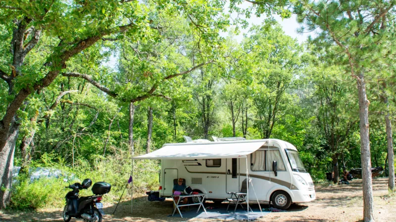 Emplacement Tente, Caravane Ou Camping-Car + Véhicule