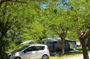Stellplatz - Stellplatz 80 M2 : Fahrzeug + Zelt, Wohnwagen Oder Wohnmobil + Private Sanitäranlage - Camping Rose de Provence