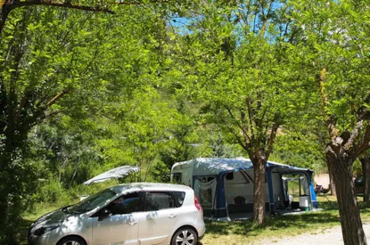 Parcela 80 M2 : Vehículo + Tienda, Caravana O Autocaravana + Sanitarios Privados
