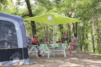 Stellplatz - Stellplatz + Auto + Zelt/Wohnwagen - Camping Le Moulin