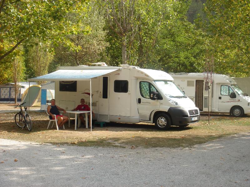 Emplacement - Emplacement : Voiture + Tente/Caravane Ou Camping-Car + Électricité - Camping Frédéric Mistral