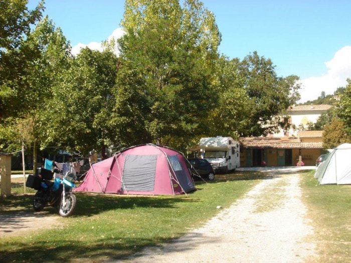 Emplacement : Voiture + Tente/Caravane Ou Camping-Car