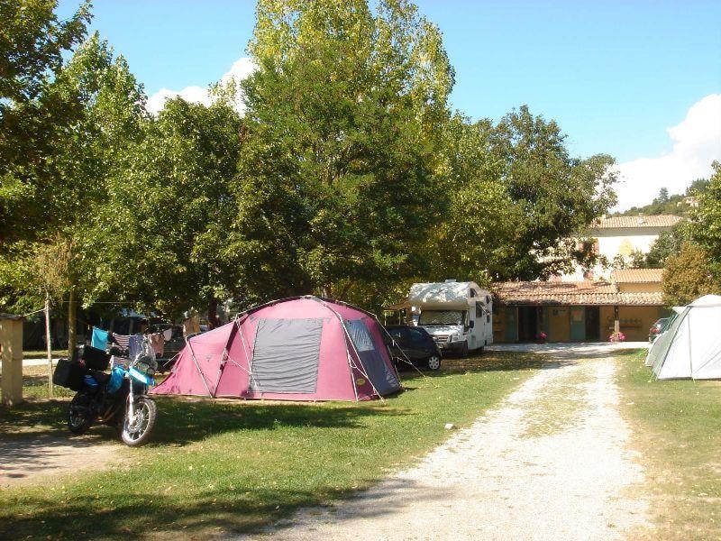 Emplacement : voiture + tente/caravane ou camping-car