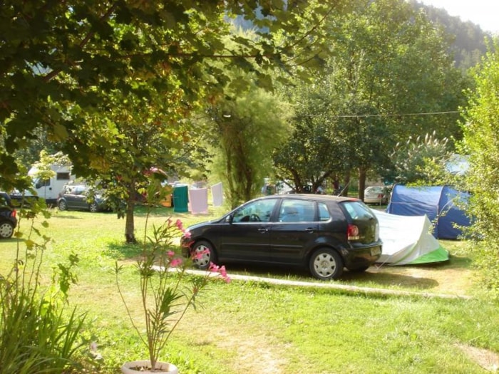 Emplacement : Voiture + Tente/Caravane Ou Camping-Car Sans Électricité