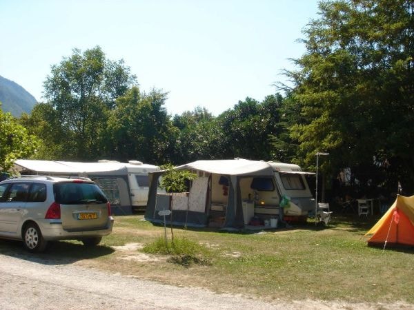 Emplacement : Voiture + Tente /Caravane Ou Camping-Car Électricité