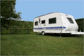 Stellplatz - Stellplatz Confort (Zelt, Wohnwagen, Wohnmobil / 1 Auto / Strom 10A) - Flower Camping de Mars