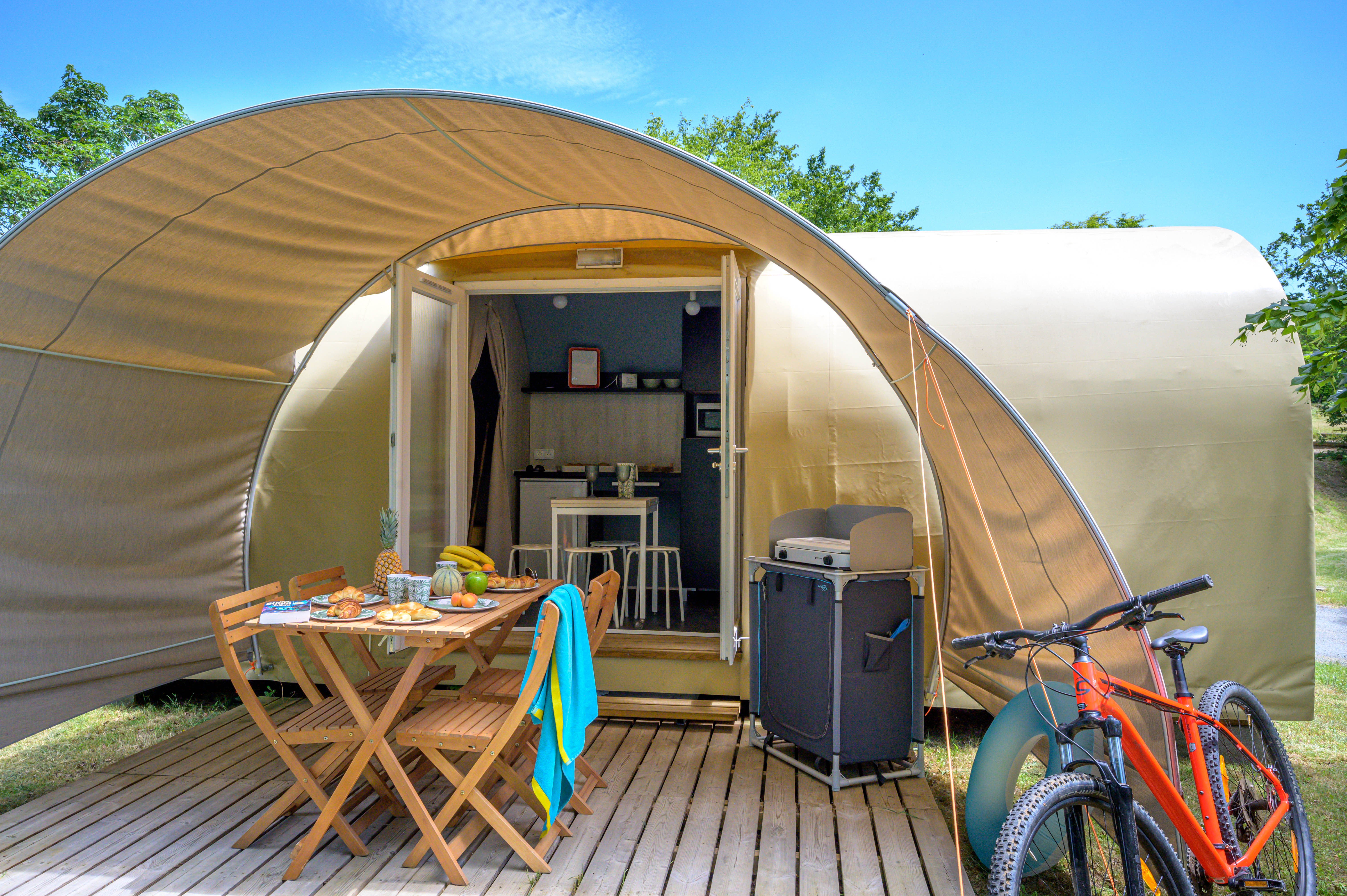 Mietunterkunft - Coco Sweet Standard 2 Zimmer  - Ohne Sanitäranlagen + Überdachte Terrasse - Flower Camping de Mars