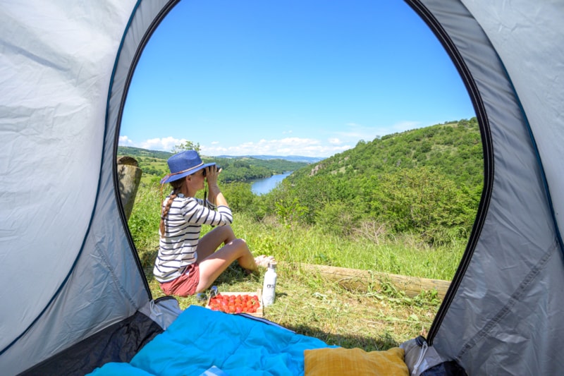 Forfait Privilège (1 tente, caravane ou camping-car / 1 voiture / électricité 12A) + Raccordement eau et évacuation des eaux usées - vue sur le lac