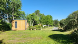 Pitch - Large Premium Pitch (Private Sanitary Facilities, Fridge, Picnic Table, 10A Electricity) - Camping Les Prairies