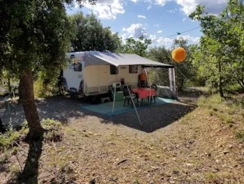 Stellplatz - Stellplatz + Wohnwagen Oder Wohnmobil - Camping naturiste Verdon Provence