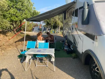 Stellplatz - Stellplatz Für Camping-Car / Caravan / Van Mit Strom - Camping naturiste Verdon Provence