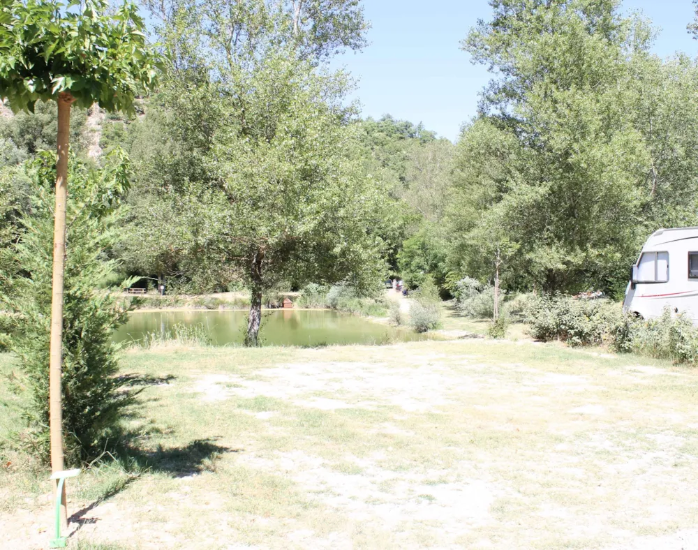 Emplacement - Forfait Nature (1 Tente, Caravane Ou Camping-Car / 1 Voiture) - Flower Camping La Rivière