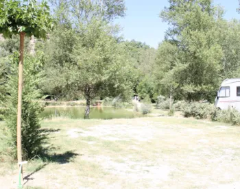 Stellplatz - Stellplatz Nature (Zelt, Wohnwagen, Wohnmobil / 1 Auto) - Flower Camping La Rivière