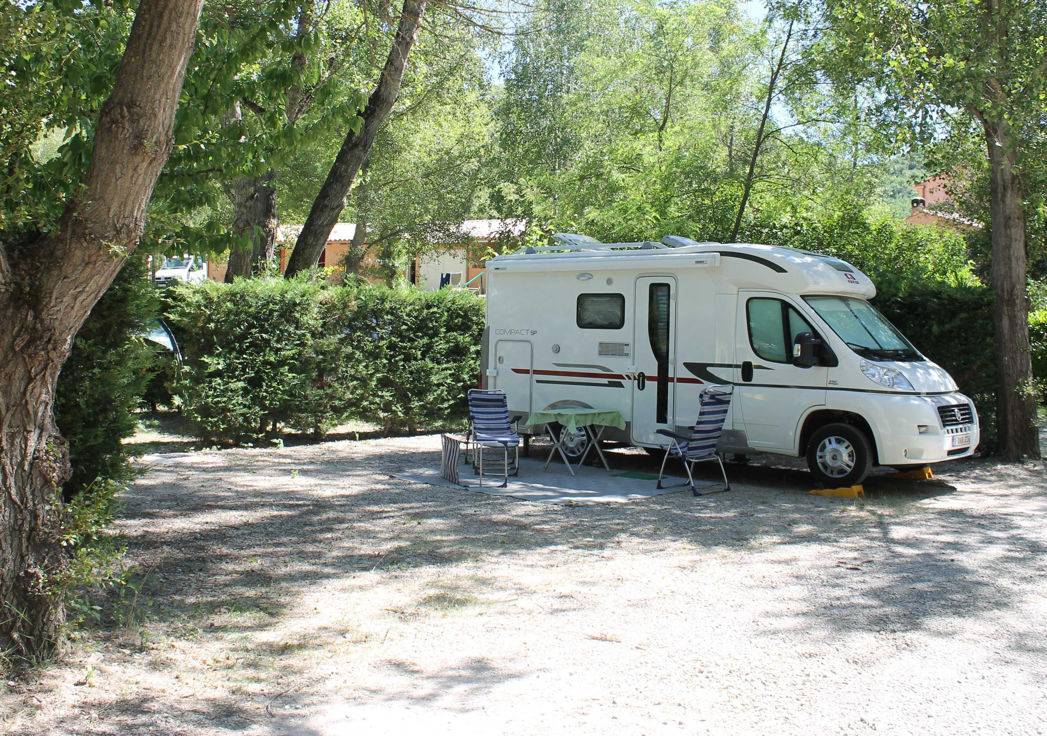 Emplacement - Forfait Confort (1 Tente, Caravane Ou Camping-Car / 1 Voiture / Électricité 10A) - Flower Camping La Riviere